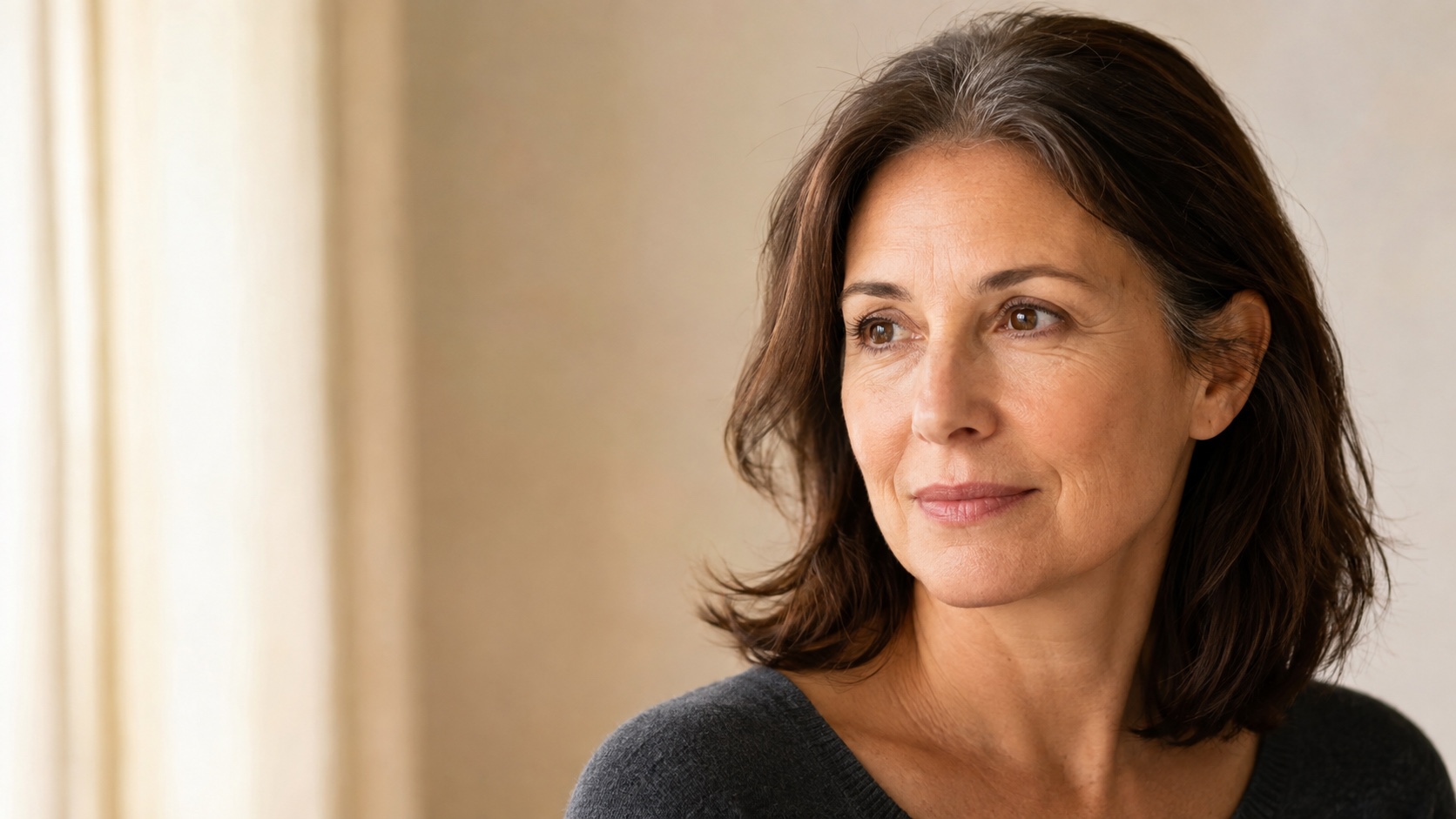 Three-quarter portrait of a woman in natural light, showing her temples, cheeks and jawline